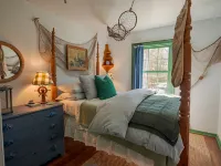 Historic Decor and Scenic Delights - Charming Nautical Retreat Hotel di Ledyard Center