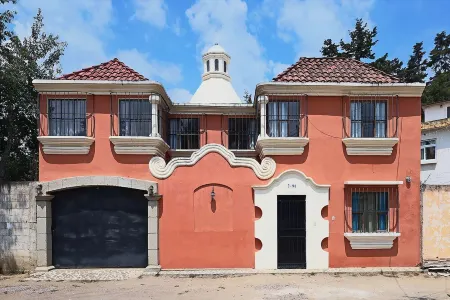 Serene 4-bedroom house with WiFi in Quetzaltenango Отели в г. Кесальтенанго