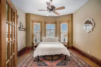 NEW Entire Gorgeous Victorian Home Downtown Kalamazoo - Sleeps 16! Các khách sạn gần Horizen Hydroponics