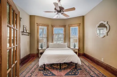 NEW Entire Gorgeous Victorian Home Downtown Kalamazoo - Sleeps 16! Hotels near Horizen Hydroponics