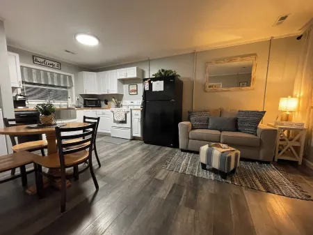 Pet-Friendly 1BR • Near UT Medical & Downtown • Quiet Stay with Parking