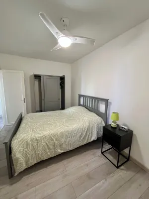 Magnificent sea-view apartment with private terrace & parking in a villa. 凱裡洛斯別墅附近的飯店