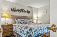 Cozy 1-bedroom apartment in enchanting Avon with WiFi, fitness room, and more!