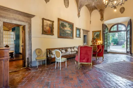 Spectacular apartment in historic mansion from the 1400s