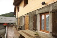 Chalet la Tournette Gite la Ferme 100m2 au RDC Talloires-montmin Hotels in Talloires