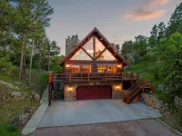 Beautiful Black Hills Log Home with Loft and 360' Views!!
