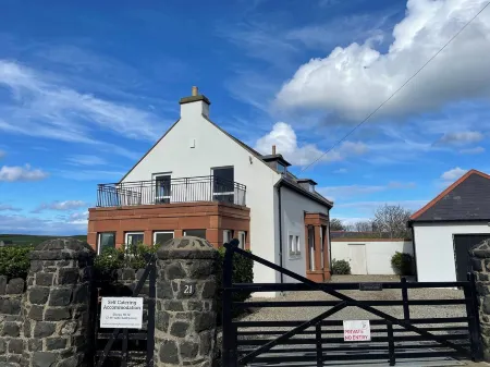 3 bedroom house Отели рядом с достопримечательностью «Замок Данлюс»