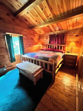 Charming 3-bedroom cabin with AC and WiFi in Long Eddy. Отели в г. Фремонт
