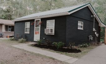 Private 2 Bedroom Pet Friendly Cabin Escape w/ Hot Tub in Greenbush, Michigan