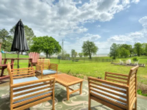 Unwind with your family at this cozy lakeside home! 尤福拉酒店