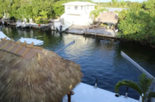 Spacious 3 bedroom home in Plantation key with 30 foot dock