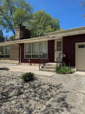 3 Bedroom Merrillville Escape, quiet, rural w/ shopping centers, spacious