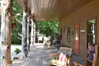 Spacious 5-bedroom lodge in Flippin Ar, on the beautiful White River.