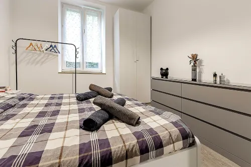 Modern Central Apartment | WiFi, Self Check-in, Mountain View, Work & Relax