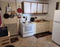 Roberts ave. Immaculate Rental For Nurses Apt C