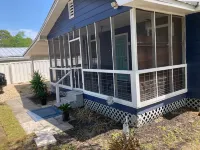 Cozy Coastal Bungalow Close to Marina 카라벨 호텔