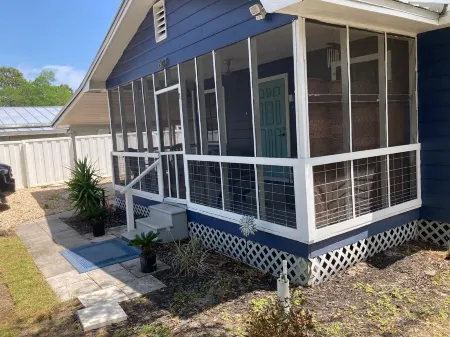 Cozy Coastal Bungalow Close to Marina