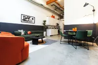 Heart of DTSA 2 bed apartment with AC and 65inch Roku tv
