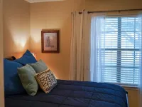 Charming 3-bedroom townhome with AC, WiFi in beautiful Salado, Texas. Hotels in Salado