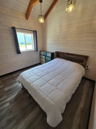 Enjoy cabin #64 at Heritage Acres Park with swimming, splash pad & more!