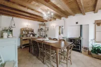 Completely renovated old farmhouse in the heart of the Dolomites. فنادق في Borgo Valbelluna