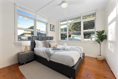 Family-Sized Comfort - 4BR Near Macquarie & Metro Отели рядом с достопримечательностью «Северный Рид»