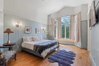 Spacious estate, 12000 square feet on a full acre in East Sandy