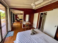 Lovely townhome with ocean views and lush gardens with free WiFi in Korotogo Hotels in Korotogo