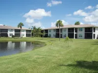 Renovated 2bed 2bath condo 2min to Fort Myers & Sanibel Beaches with WiFi, AC Hotels in Iona