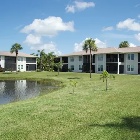 Renovated 2bed 2bath condo 2min to Fort Myers & Sanibel Beaches with WiFi, AC