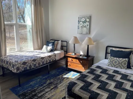 Peaceful 3-bedroom house in Kingston on 8 acres with AC and WiFi