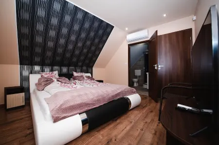 3 bedrooms with separate bathrooms, Wellness area with Solarium and Jacuzzi Отели в г. Kirald