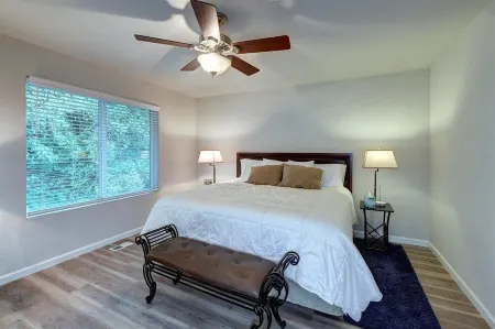 Stylish  3+bedroom house with WiFi, AC, & main floor flex room, in Port Orchard