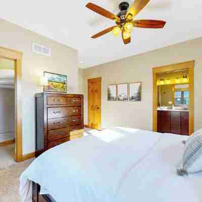 Modern Mountain Retreat/Incredible Mountain Views/Stylish Kitchen/Spotless Rooms