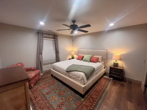 Charming 2-bedroom house in downtown West Jefferson! Amazing location!