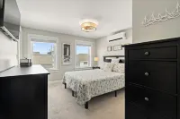 Beautiful, luxurious 2br apartment 300' from the ocean. Setup with the works Hotels in Salisbury