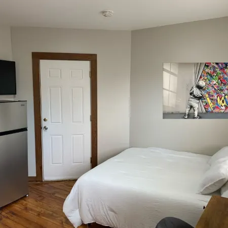 1 mile from Strong URMC, Downtown Rochester Micro Studio Tiny House Apartment Отели рядом с достопримечательностью «Музей Стронг»