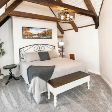 Remodeled Lofted Apartment over Ooey Gooey Café
