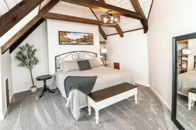 Remodeled Lofted Apartment over Ooey Gooey Café Hotel in zona Brown County State Park