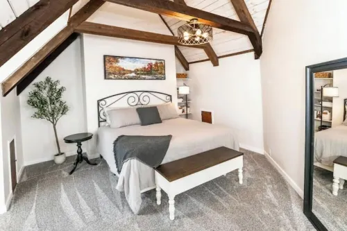 Remodeled Lofted Apartment over Ooey Gooey Café