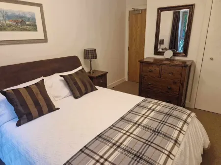 1 Bedroom apartment by Loch Ness.  On site swimming pool, tennis and gym. Отели рядом с достопримечательностью «Северо-Шотландское нагорье»