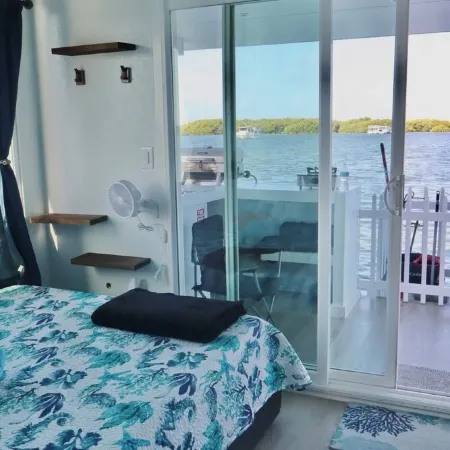 Charming house boat with 2 bedrooms and WiFi, AC in wonderful Islamorada