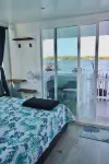 Charming house boat with 2 bedrooms and WiFi, AC in wonderful Islamorada