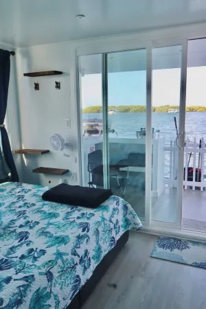 Charming house boat with 2 bedrooms and WiFi, AC in wonderful Islamorada