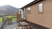 Ty Pren: Cosy Lodge with Panoramic Windows & Mountain Views