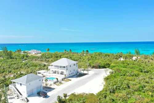 The Better Life & Cottage 5 Bedroom Home - Parking