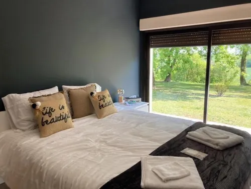 Villa de Mauroux south-west heated swimming pool. Hotels in Mauroux