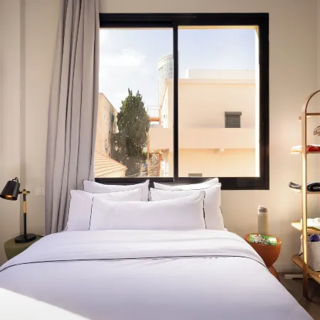 Monochrome - by Loginn Tel-Avivian Hotels Отели рядом с достопримечательностью «Бульвар Ротшильда»