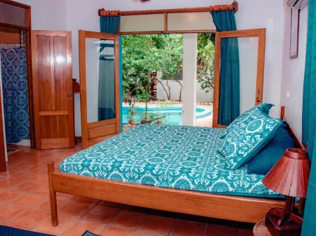 Beachfront villa 5 BR/4 BA,  private pool, free parking, seconds from the beach