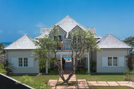 Les Frangipaniers, exceptional villa with swimming pool and direct sea access